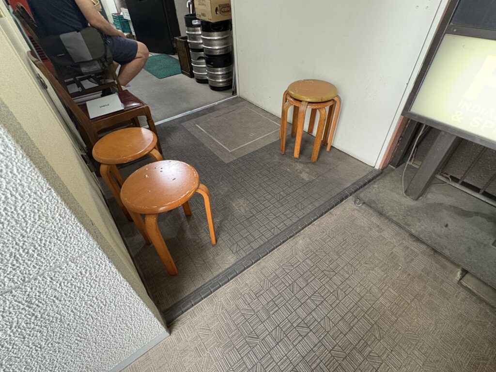 店舗外にある待つための椅子