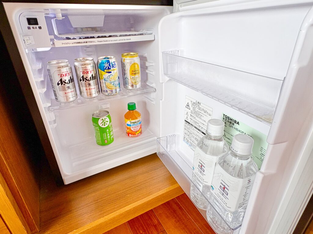 冷蔵庫の中身は無料で飲み放題