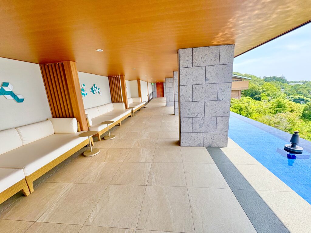 ソファに座って海と山を堪能できます。