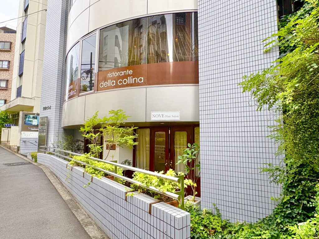 お店は2階にあります。