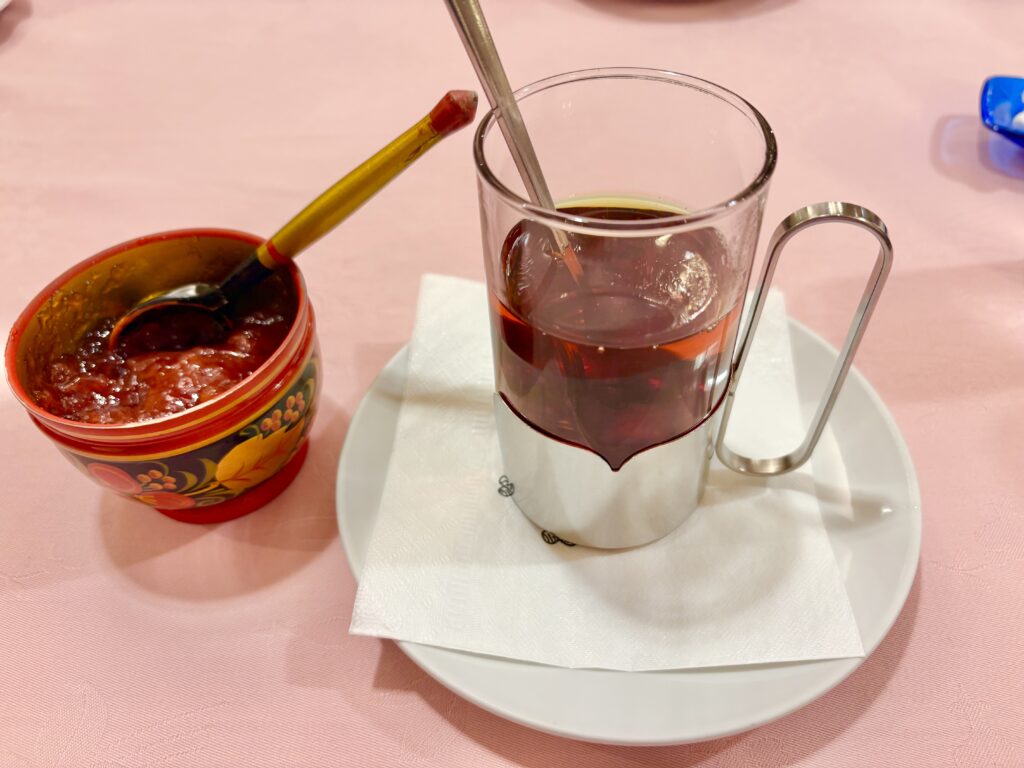 紅茶の中にいちごジャムを入れて飲むロシアンティー
