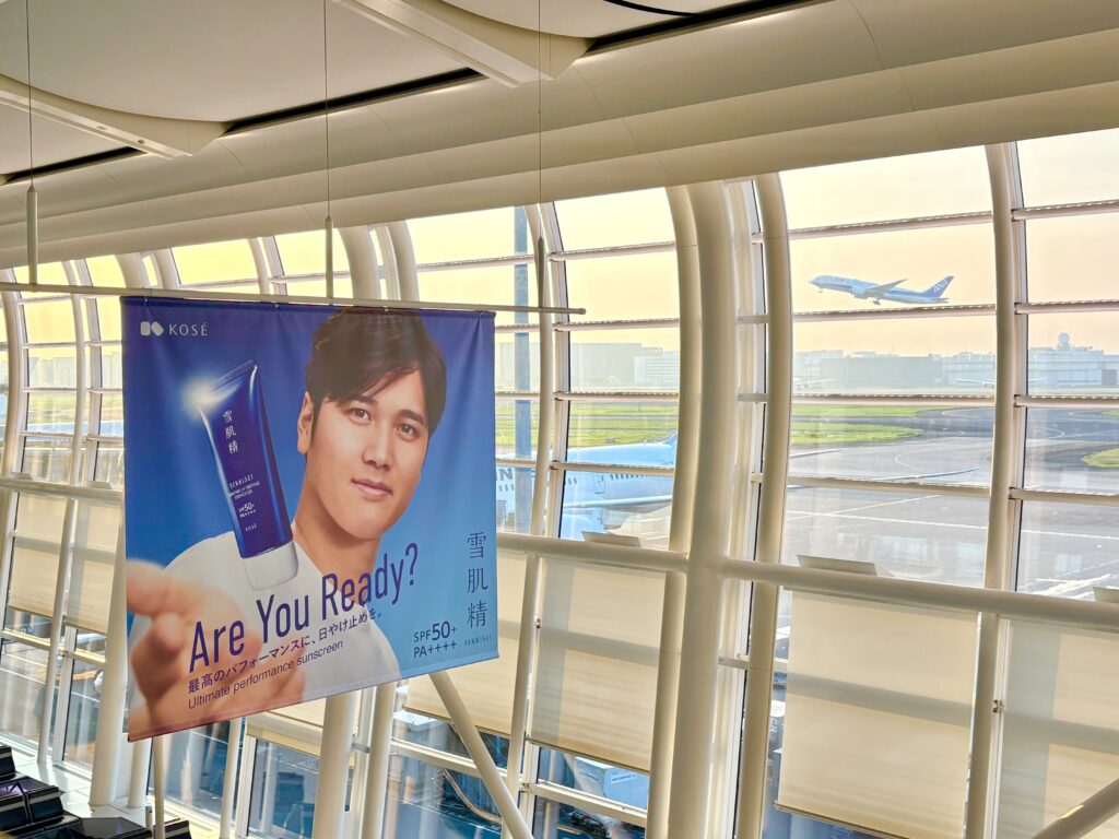 搭乗ゲート近くの大谷翔平