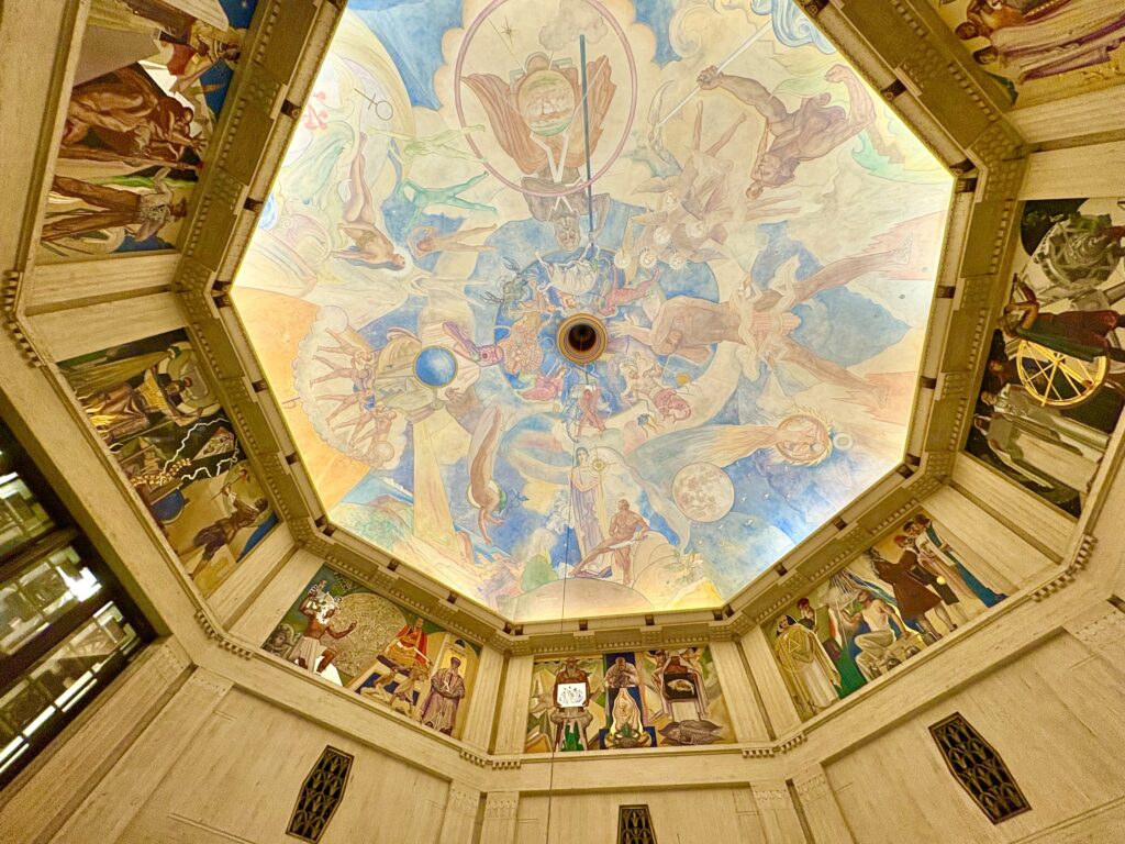 美しい天井の壁画