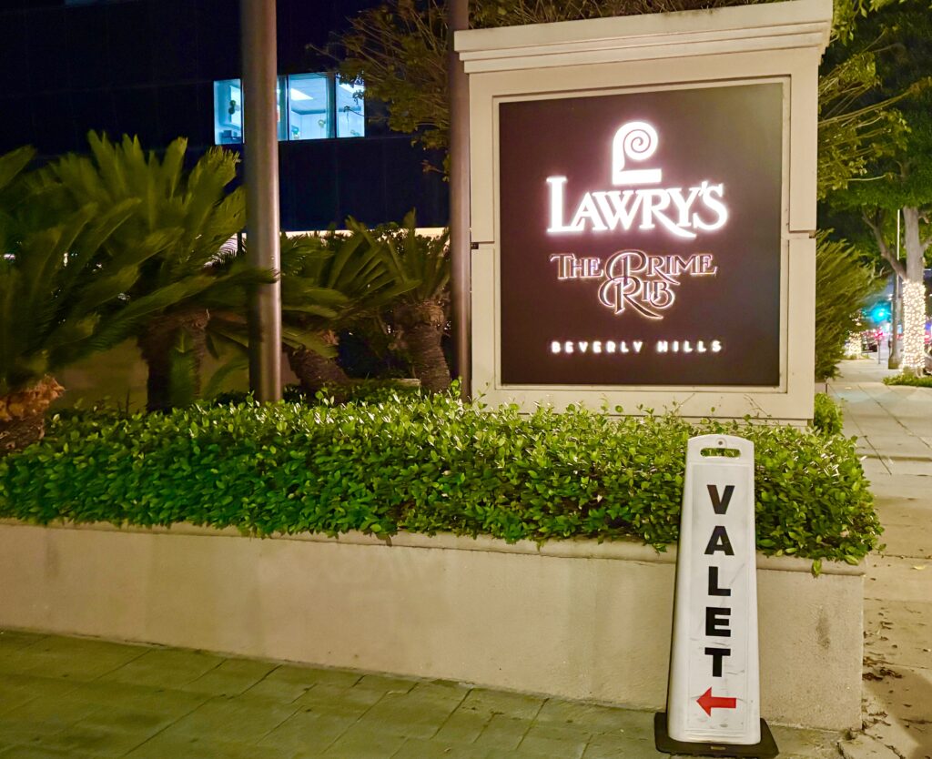 「ロウリーズ・ザ・プライムリブ・ビバリーヒルズ本店」の看板