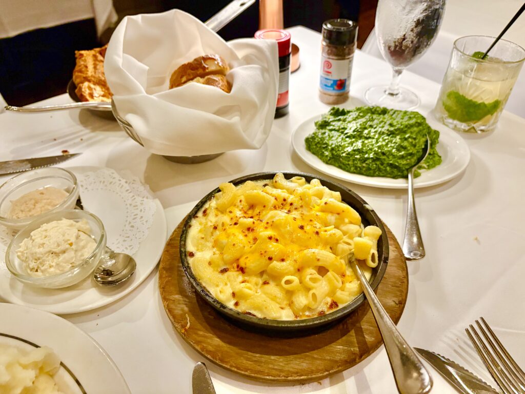 大好物のマッケンチーズとクリームドスピナッチ