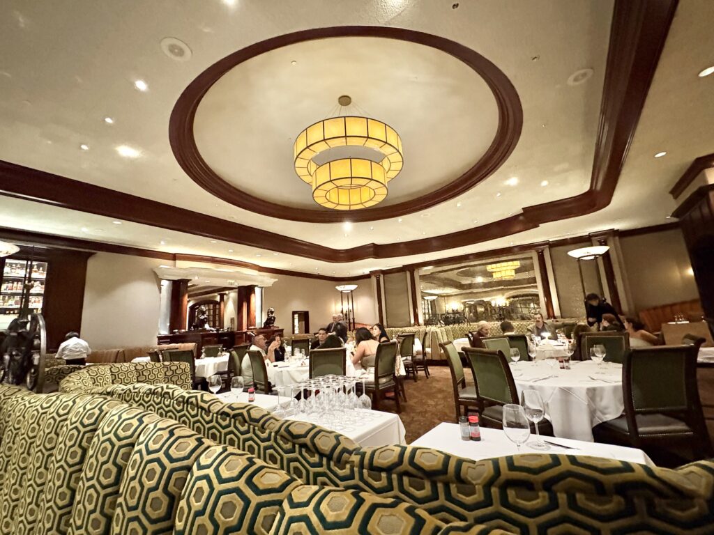 高級感のある広々とした店内