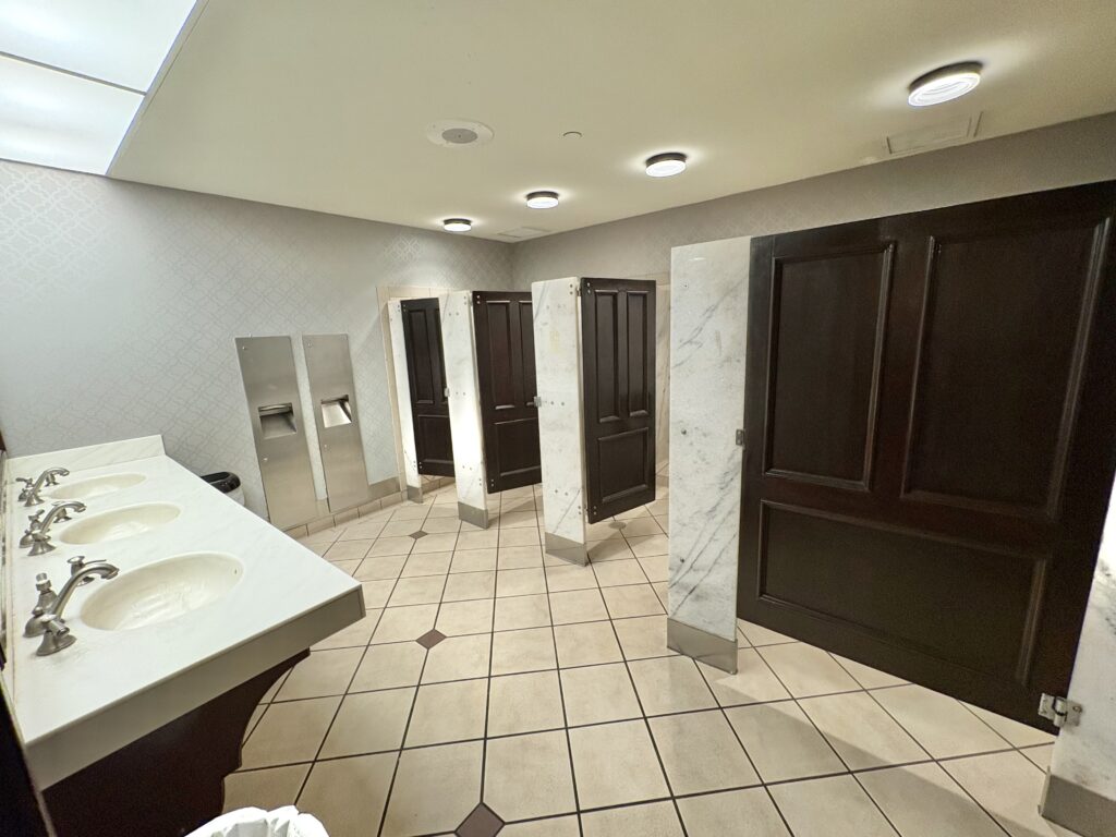 清潔感があり、広々としたトイレ