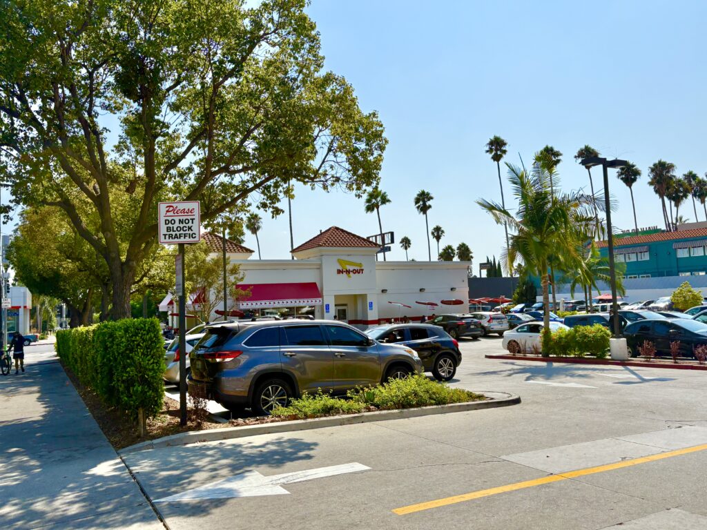 ハリウッドの観光地から歩いていける店舗