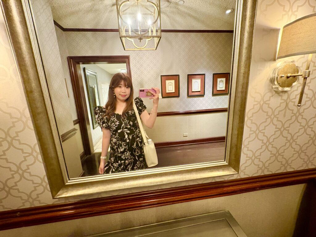 大きなミラーがたくさんあります。