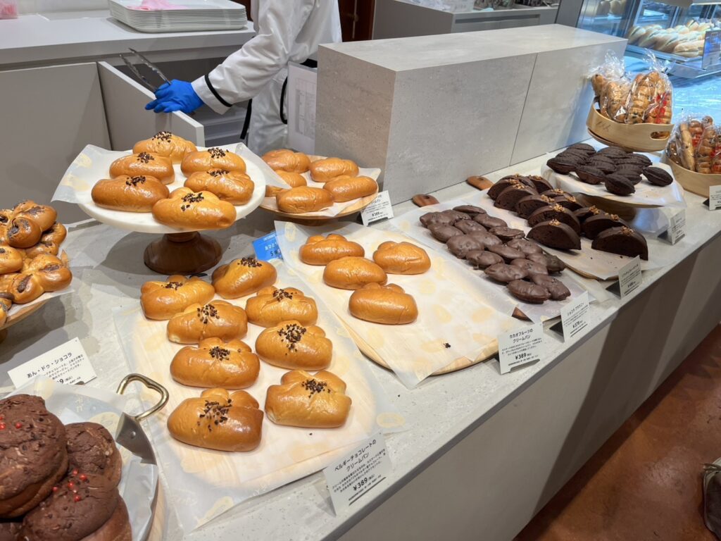 ベルギーチョコレートのクリームパンを買いました。