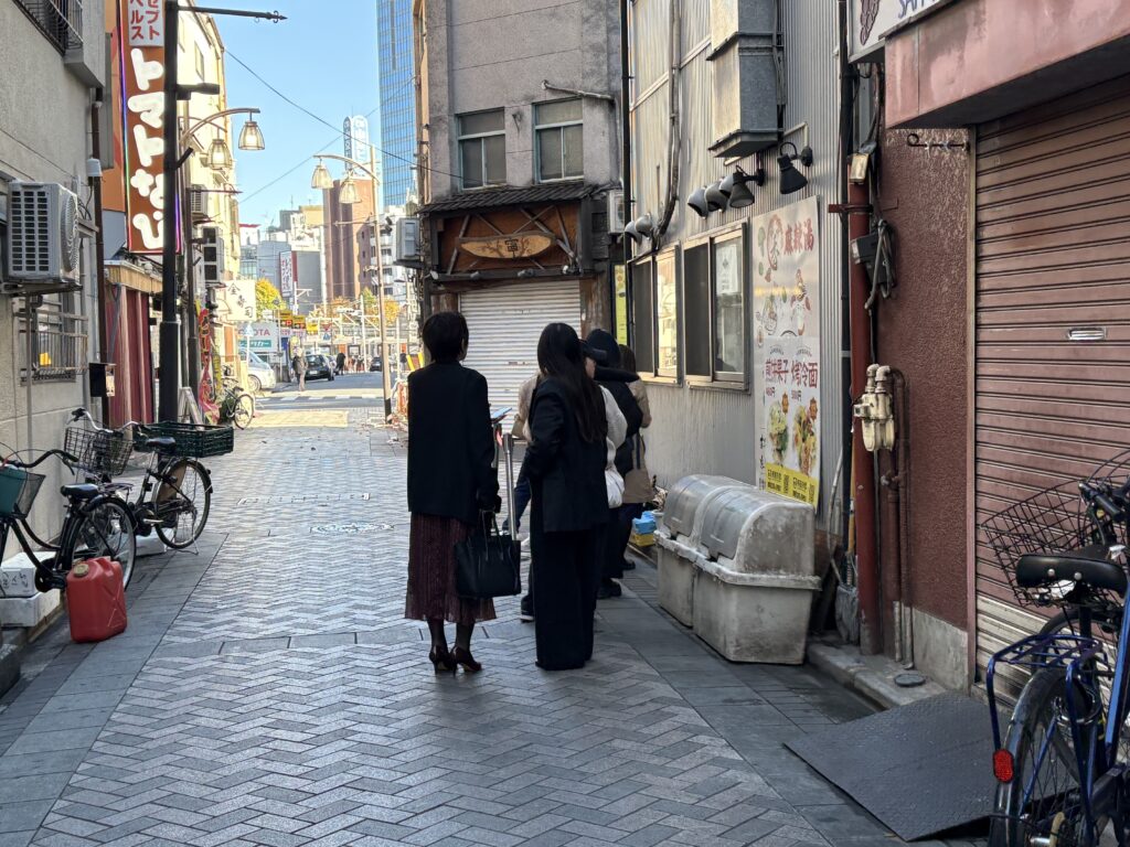 汚い路地裏で大人しく待ちます。