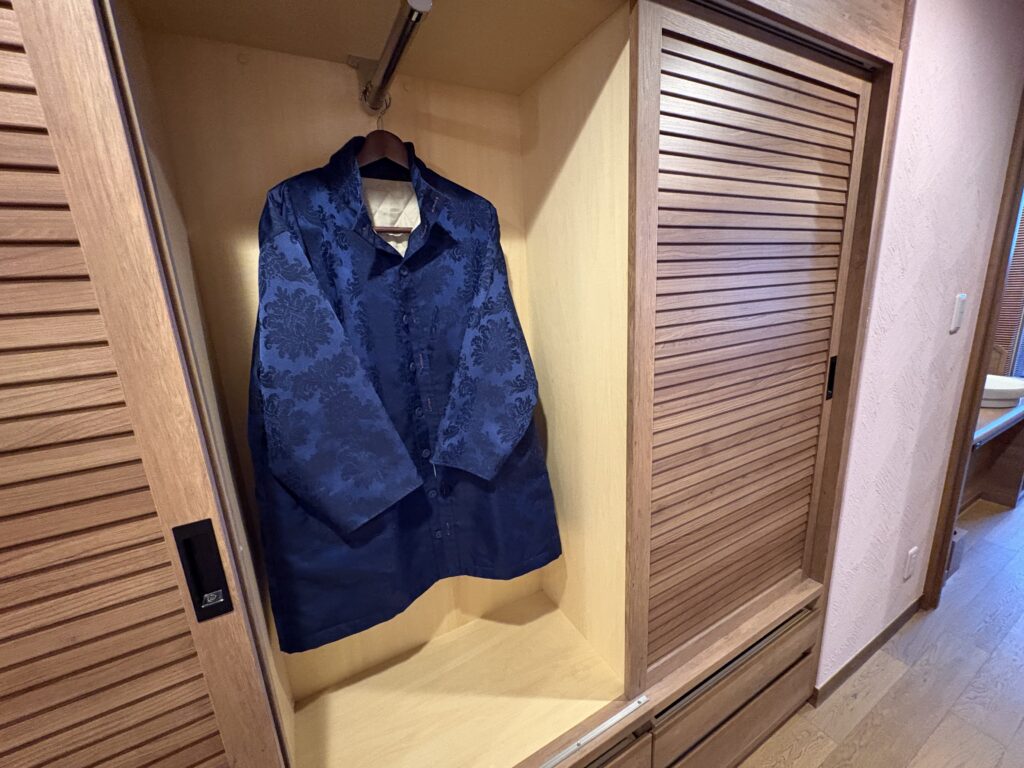 真っ青な色の羽織り