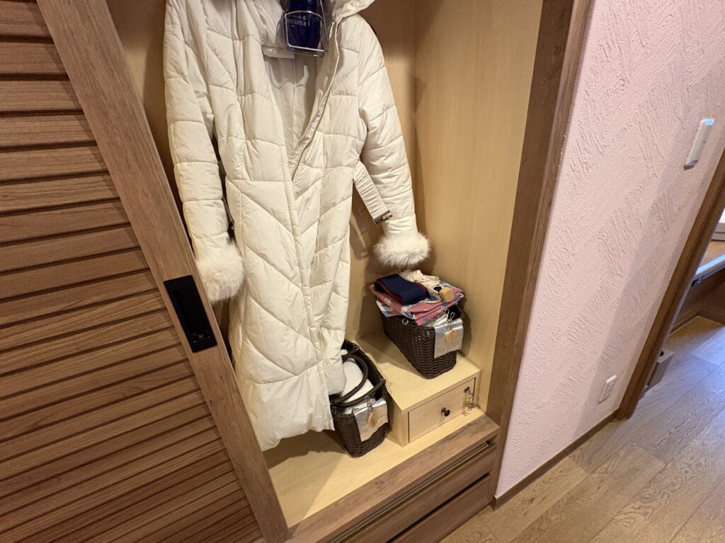 扉をスライドさせると各所に洋服が入っていました。