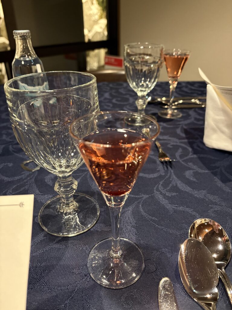 食前酒：ストロベリースパークリングカクテル