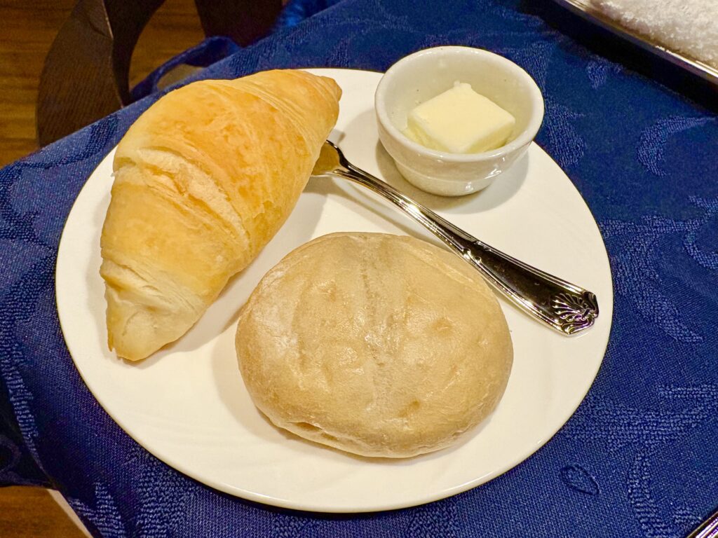 2種類のパンとバター