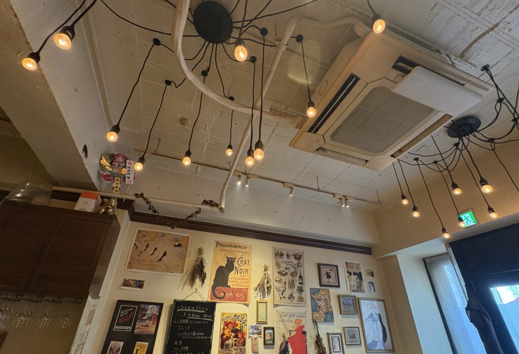 フランス風のイラストがいっぱい飾ってあります。