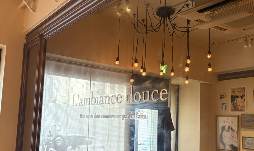 ミラーに映る店名が素敵♡