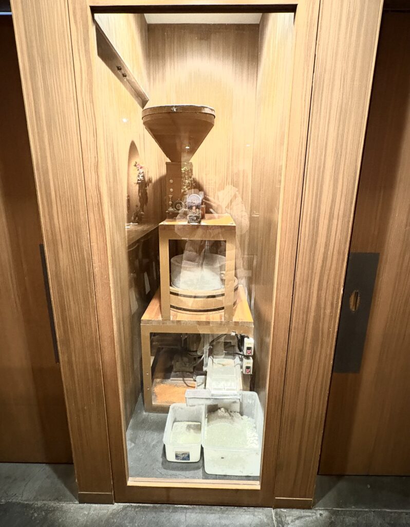 店内奥にある石臼