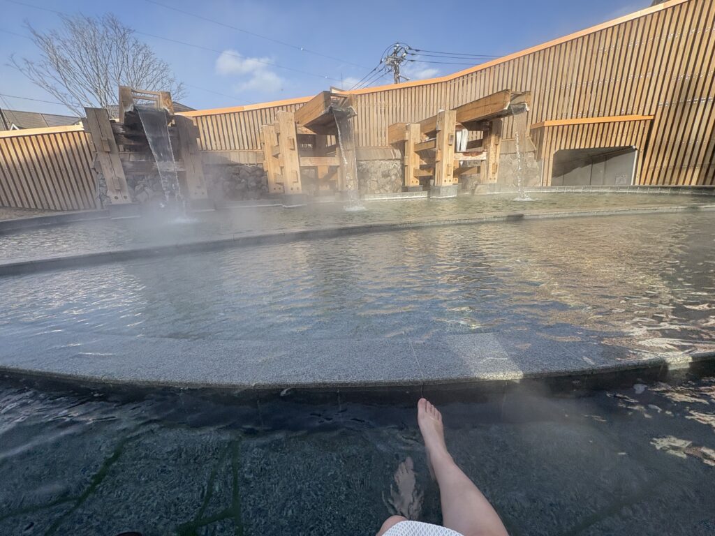 温泉門の足湯は広くて最高！