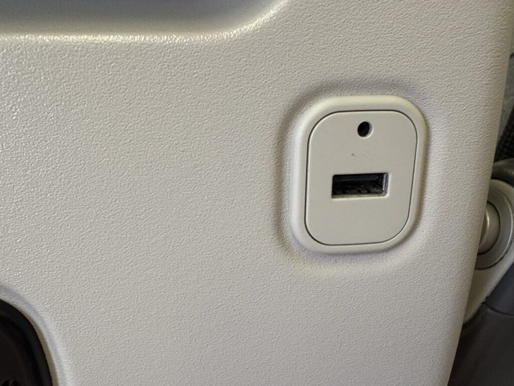 コンセントはなく、USBポートです。