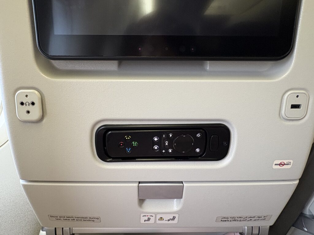 座席モニターの右下にUSBポート、左下にヘッドホンジャック、真ん中にリモコン