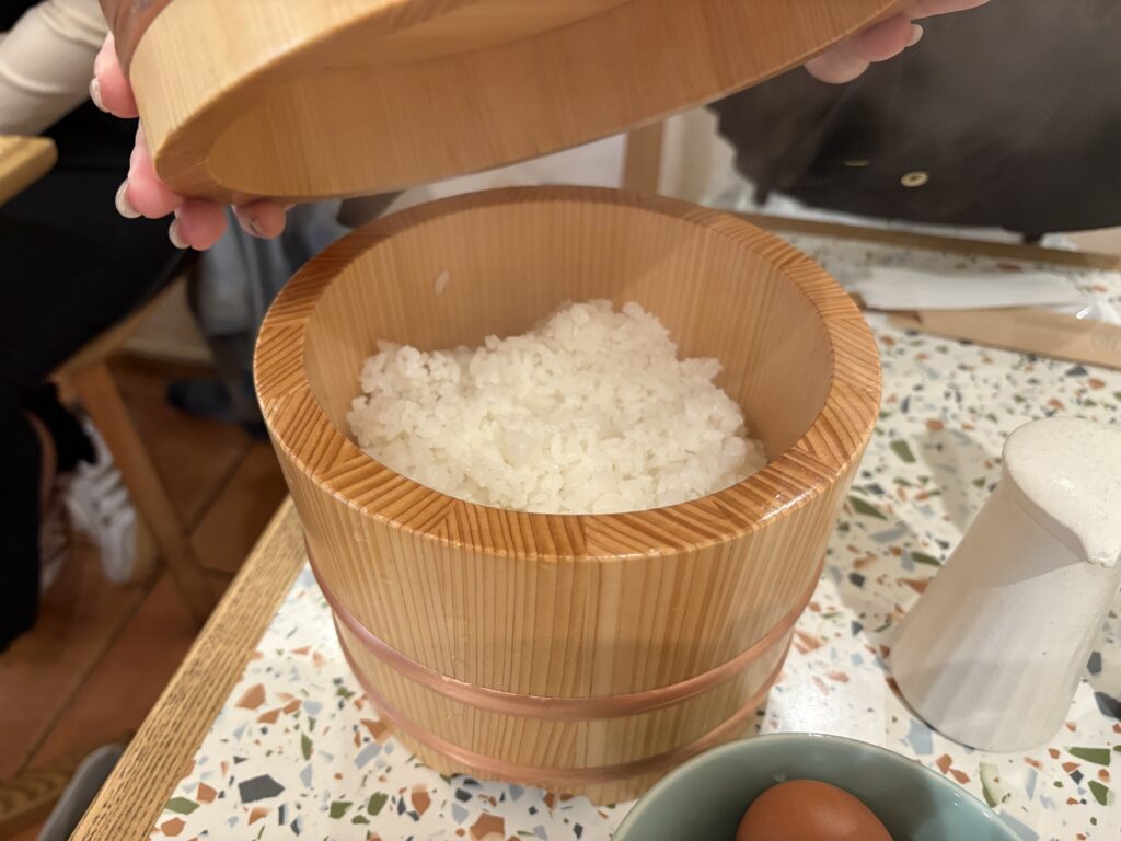 羽釜に入った炊きたてご飯