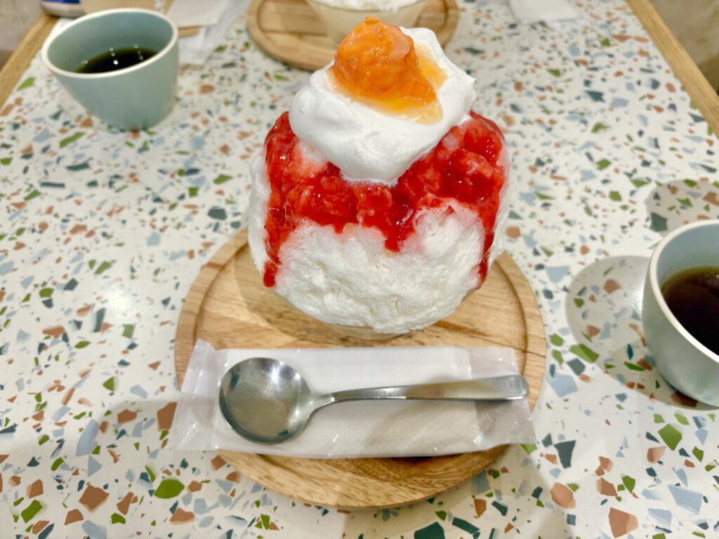 卵黄が乗ったミニかき氷