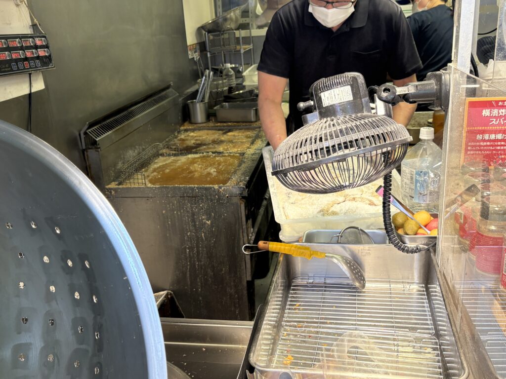 店員さんが絶え間なくザージーパイを揚げています。